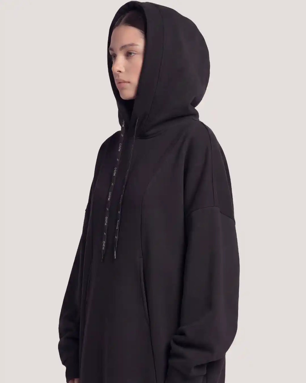 Le sweat à capuche oversize en molleton